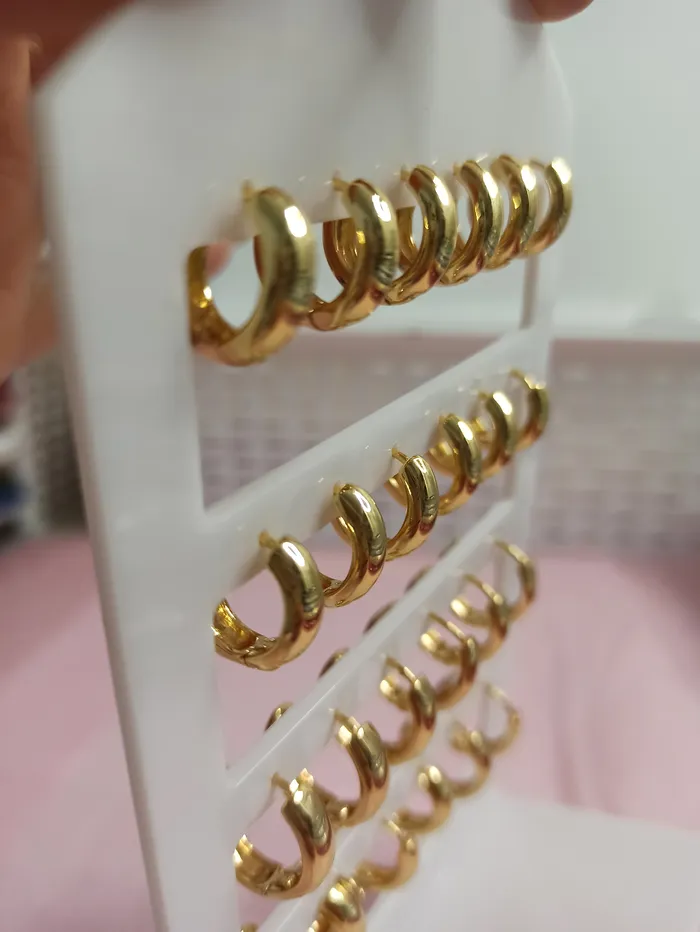 עגילי גולדפיד.