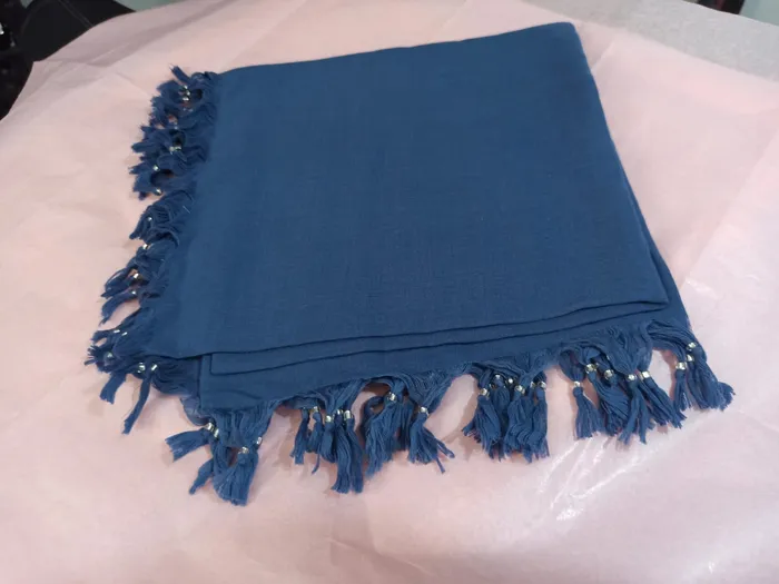 מרובעת כחול בהיר דגם חרוז.