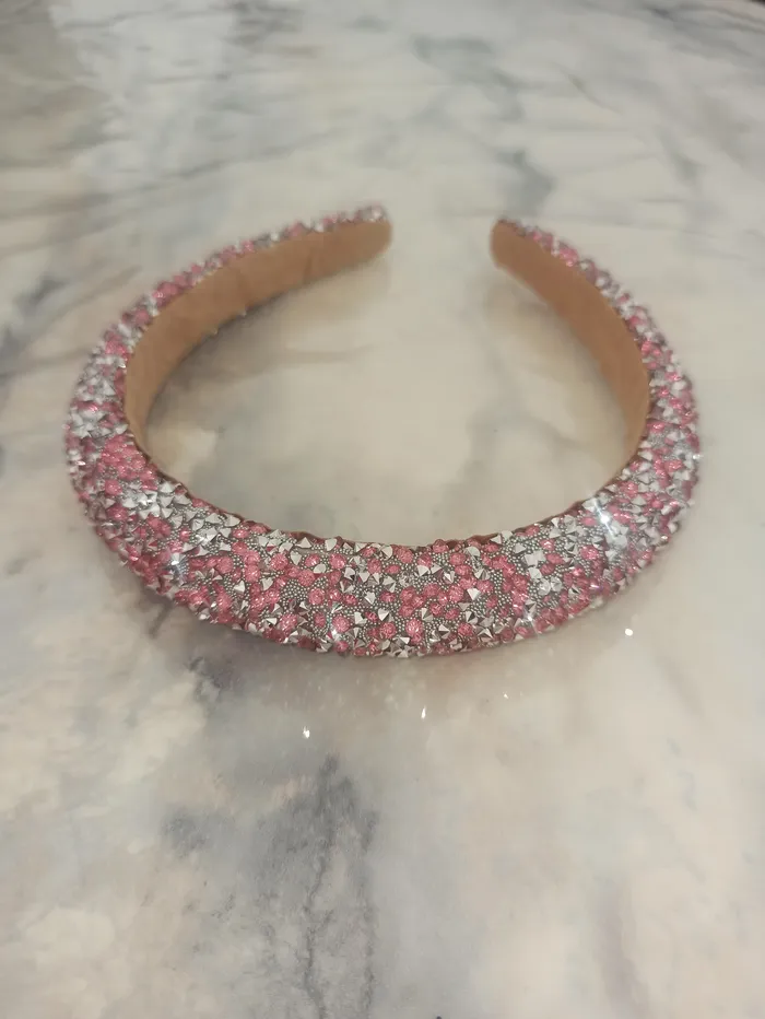 קשת ורודה אבנים.